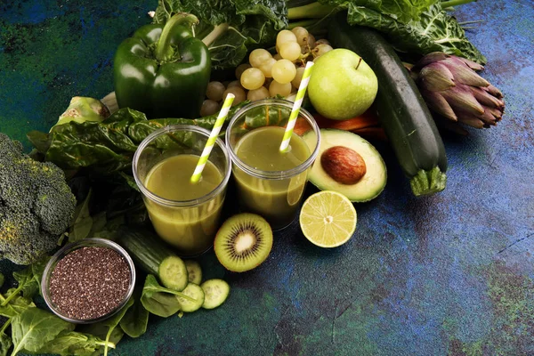 Zdravý zelený smoothie a ingredience - detox a dieta pro léčení — Stock fotografie