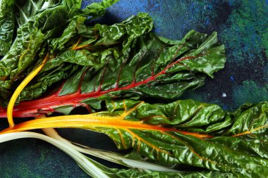 organik İsviçre pazarı sarı, pembe kırmızı ve yeşil. gökkuşağı pazarı