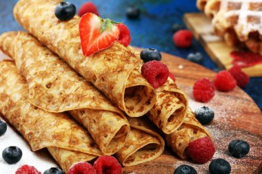 Lezzetli Lezzetli Ev yapımı krep veya ahududu ile krep ve