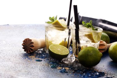 Brezilya 'nın Limonlu Limonlu Caipirinha' sı. Limonlu kokteyl ve m