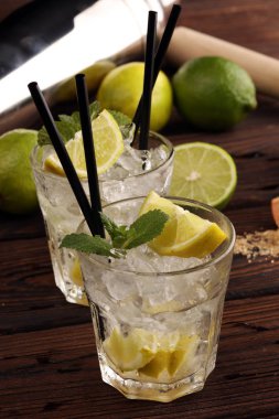 Brezilya 'nın Limonlu Limonlu Caipirinha' sı. Limonlu kokteyl ve m