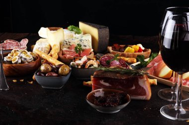 İtalyan antipasti şarap aperatifler küme. Peynir çeşitli, Mediterranean