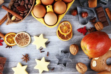 Noel kurabiyesi pişiriyorum. Tipik tarçın yıIdızları fırını.