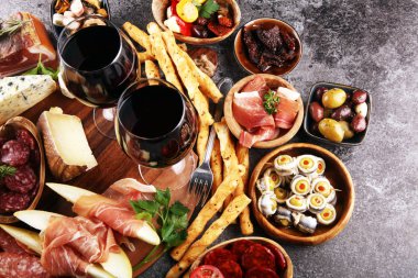 İtalyan antipasti şarap aperatifler küme. Peynir çeşitli, Mediterranean