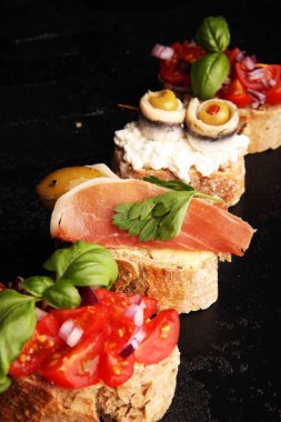 İtalyan antipatik atıştırmalıkları ve kadehte şarap olan aperatifler.
