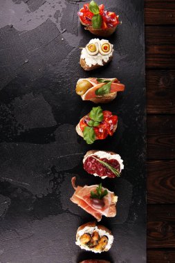 İtalyan antipatik atıştırmalıkları ve kadehte şarap olan aperatifler.