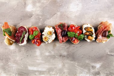 İtalyan antipatik atıştırmalıkları ve kadehte şarap olan aperatifler.