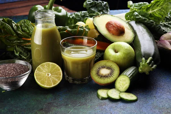 Friska gröna smoothie och ingredienser - detox och kost för läkning — Stockfoto