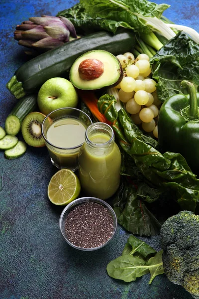 Gesunder grüner Smoothie und Inhaltsstoffe - Entgiftung und Diät zur Heilung — Stockfoto