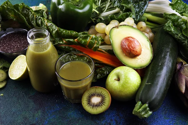 Zdravý zelený smoothie a ingredience - detox a dieta pro léčení — Stock fotografie