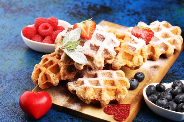 Waffles belgas tradicionais com mirtilos frescos, açúcar e ra — Fotografia de Stock