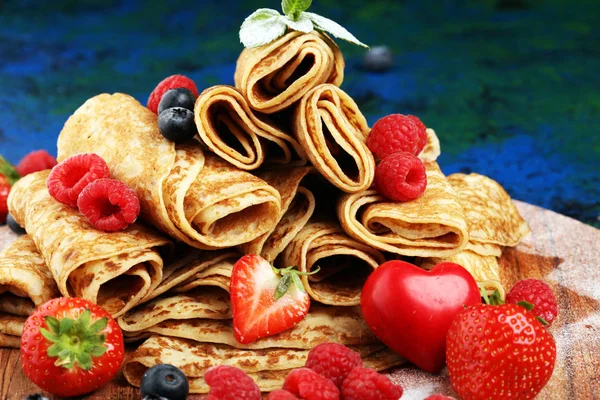 Deliziose crepes fatte in casa gustose o frittelle con lamponi e — Foto Stock