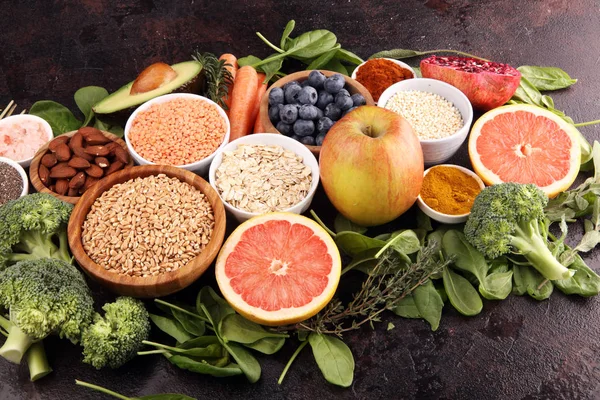 Selección de alimentos sanos y limpios: frutas, verduras, semillas, su — Foto de Stock