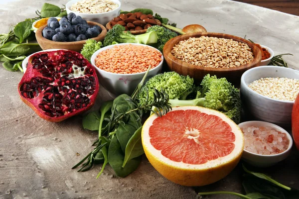 Sağlıklı yiyecekler temiz yeme seçimi: meyve, sebze, tohum, su