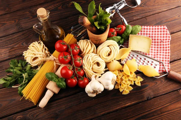 Pasta, vegetables, herbs and spices for Italian food on rustic t — Stock Photo, Image