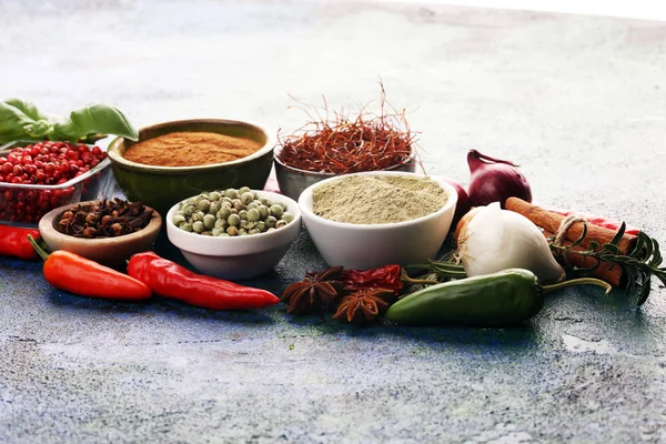 Especiarias e ervas na mesa. Comida e cozinha ingredientes para o bem — Fotografia de Stock