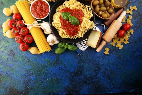 Lekker smakelijke klassieke Italiaanse spaghetti pasta met tomaat sau — Stockfoto