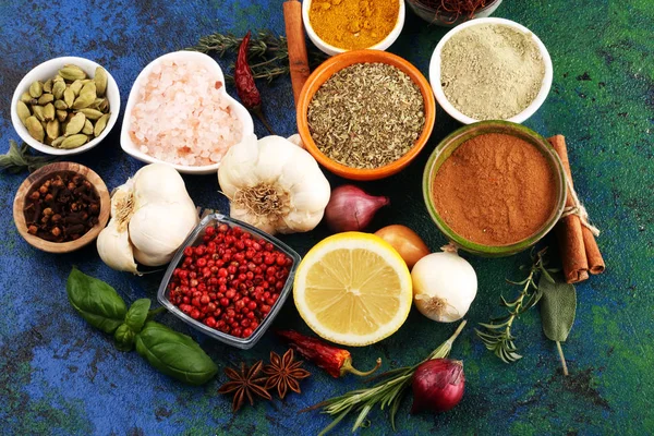 Kruiden en kruiden op tafel. Voedsel en keuken ingrediënten voor goed — Stockfoto