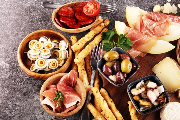 Lanches de vinho antipasti italiano conjunto. Variedade de queijo, Mediterrâneo — Fotografia de Stock