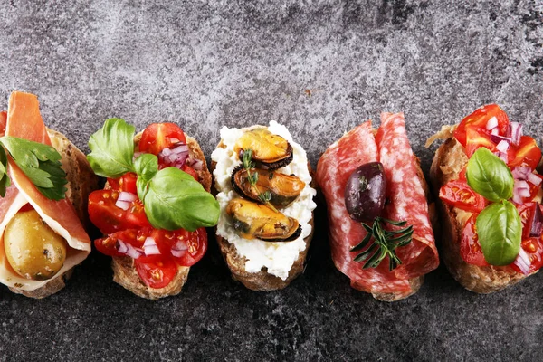 Tavolo antipasti con antipasti italiani e vino in bicchiere — Foto Stock