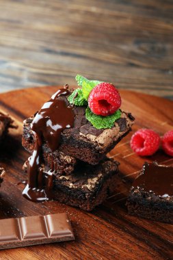 Çikolatalı browni kek tatlı Ahududu ve baharat ahşap zemin ile.