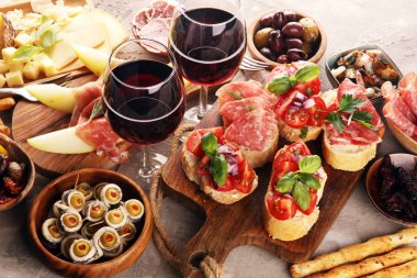 İtalyan antipasti şarap aperatifler küme. Peynir çeşitli, Mediterranean