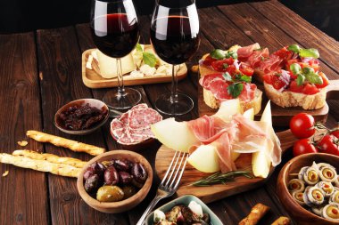 İtalyan antipasti şarap aperatifler küme. Peynir çeşitli, Mediterranean