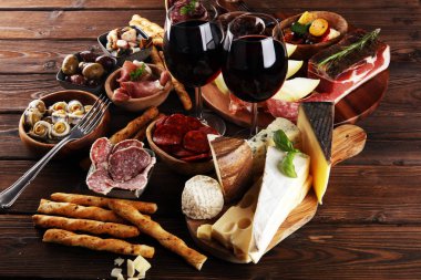 İtalyan antipasti şarap aperatifler küme. Peynir çeşitli, Mediterranean