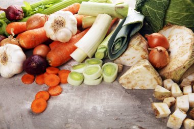 Sebzeler lezzetli vejetaryen çorbaları için malzeme pişiriyor. Carro