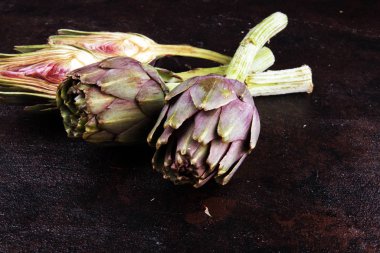 Kırsal arka planda enginarlar. taze çiğ organik enginar flo