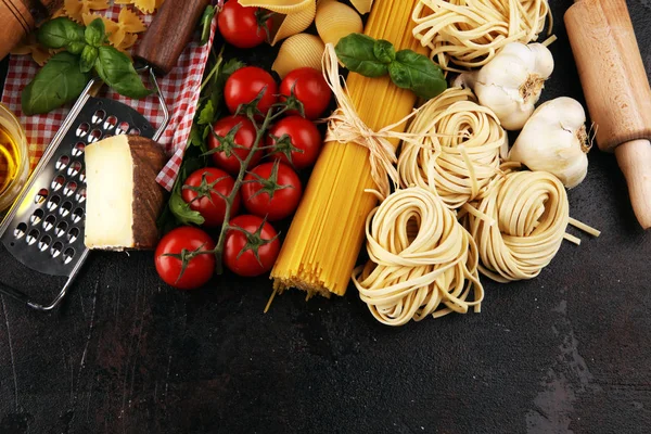 Pasta, verduras, hierbas y especias para la comida italiana en rústico t — Foto de Stock