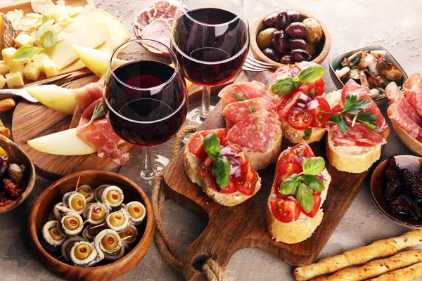 Lanches de vinho antipasti italiano conjunto. Variedade de queijo, Mediterrâneo — Fotografia de Stock