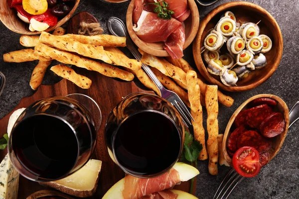 Conjunto de aperitivos de vino antipasti italiano. Variedad de queso, Mediterráneo —  Fotos de Stock