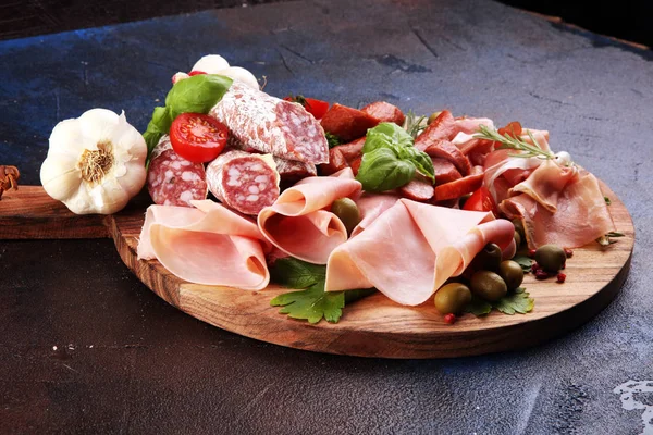 Futtertablett mit köstlicher Salami, geschnittenen Schinken-Cru-Stücken — Stockfoto