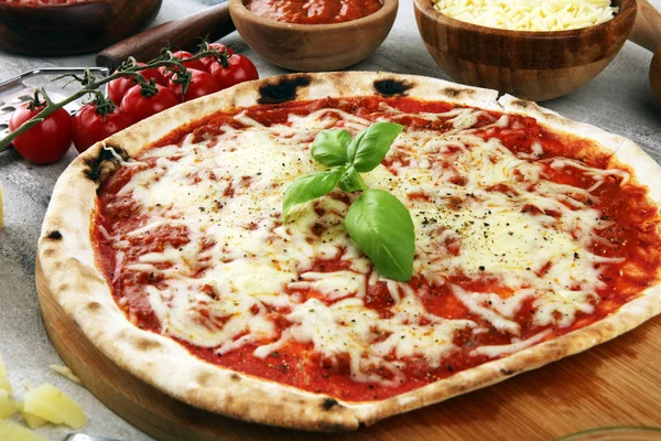 Pizza com tomate, queijo mussarela, manjericão. Delicioso italiano — Fotografia de Stock