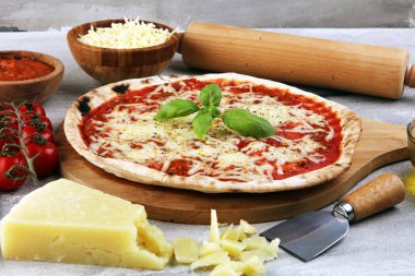 Domatesli pizza, mozarella peyniri, fesleğen. Lezzetli İtalyan.