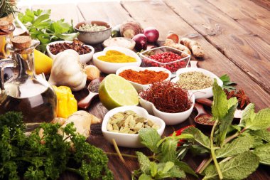 Baharatlar ve bitkiler masada. Yağ ile birlikte yiyecek ve mutfak malzemeleri.