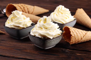 Vanilyalı, yumuşak servis edilen dondurma lezzetli, mandıralı dondurma.