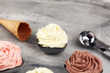 Vanilyalı, çikolatalı ve çilekli dondurma. Hazır.