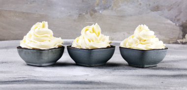 Vanilyalı, yumuşak servis edilen dondurma lezzetli, mandıralı dondurma.