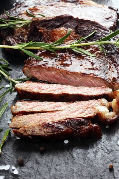 Grilování rib oko steak nebo kýbl steak - sušené staré Wagyu grilování E — Stock fotografie