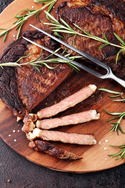 Grilování rib oko steak nebo kýbl steak - sušené staré Wagyu grilování E — Stock fotografie