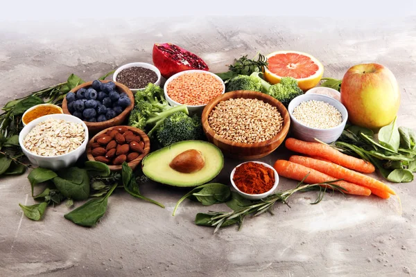 Sağlıklı yiyecekler temiz yeme seçimi: meyve, sebze, tohum, su — Stok fotoğraf
