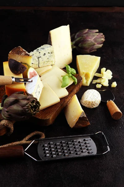 Different sorts of cheese. Cheese platter with different cheese — Stock Photo, Image