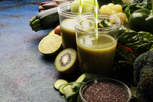 Zdravý zelený smoothie a ingredience - detox a dieta pro léčení — Stock fotografie