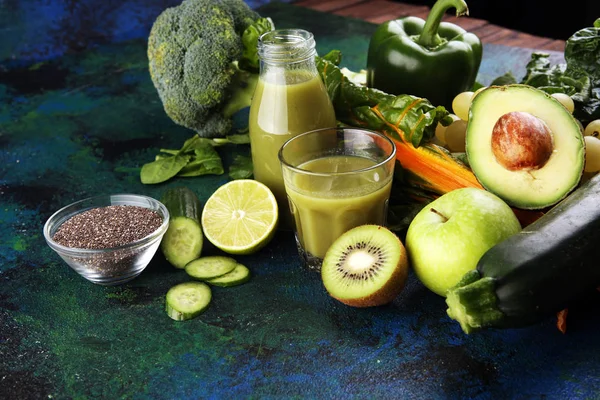 Zdravý zelený smoothie a ingredience - detox a dieta pro léčení — Stock fotografie