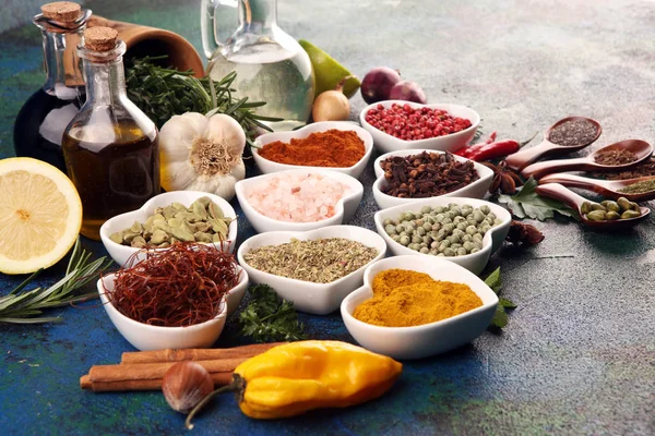 Gewürze und Kräuter auf dem Tisch. Lebensmittel und Zutaten der Küche mit Öl — Stockfoto