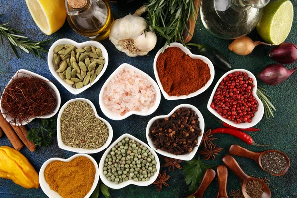 Especias y hierbas en la mesa. Comida e ingredientes de cocina con aceite — Foto de Stock