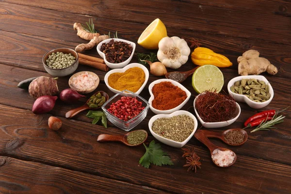 Gewürze und Kräuter auf dem Tisch. Lebensmittel und kulinarische Zutaten und lemo — Stockfoto