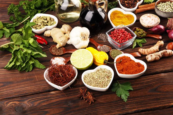 Épices et herbes sur la table. Alimentation et ingrédients de cuisine à l'huile — Photo